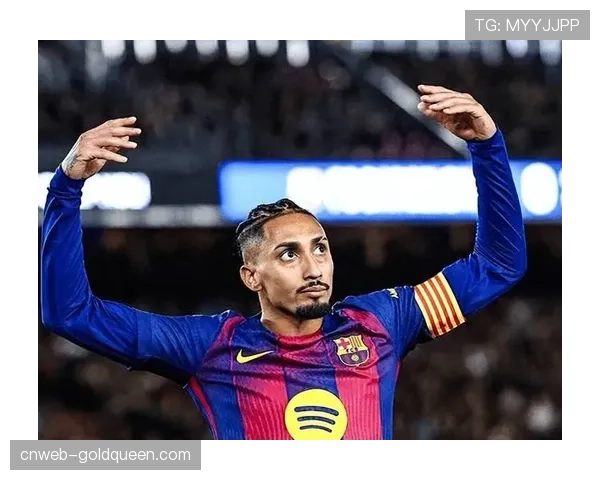 拉菲尼亚伤退时刻：巴西边锋拄拐离场，恐缺席欧冠关键战